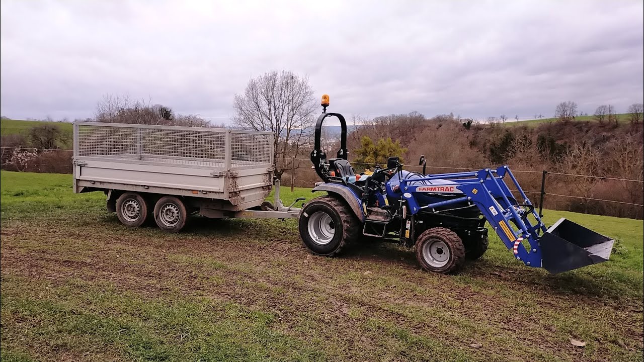 Farmtrac 26 holt Brennholz aus dem Wald