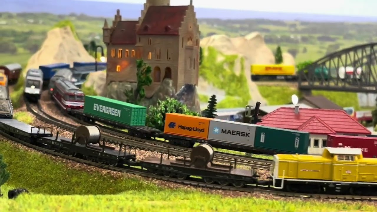Containers and trucks - trains Echelle Z scale (Märklin Z, Azar Models)
