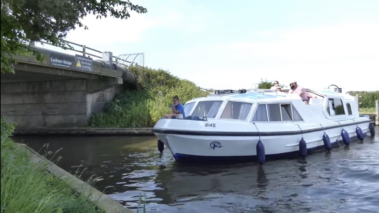 Traffic jams and a failed bridge attempt! #boating #boat #river #boatingseason