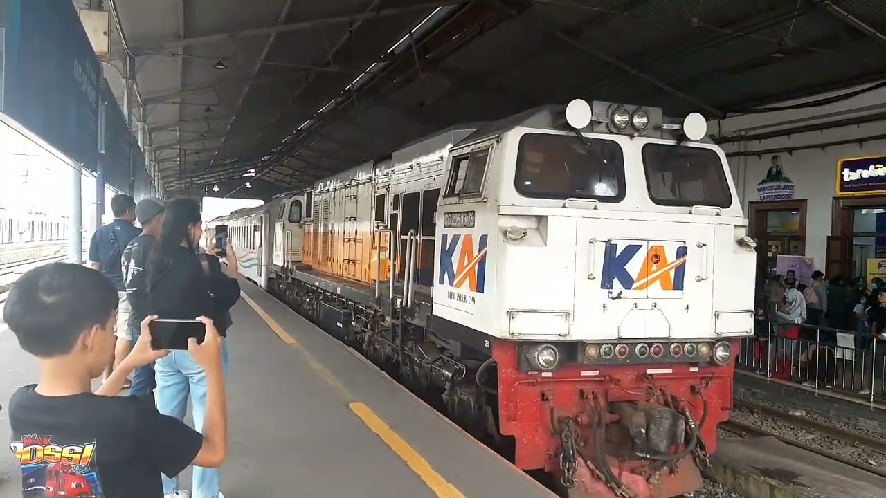 Hunting kereta api dan krl di stasiun Jatinegara  - Bogor 