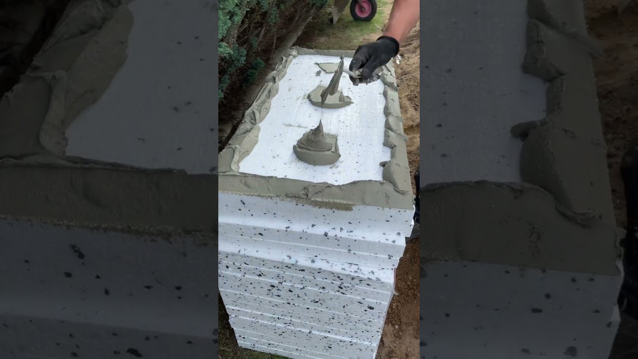 Samodzielne ocieplenie - nakładanie kleju na styropian i przyklejenie do ściany #elewacja  #dom #diy