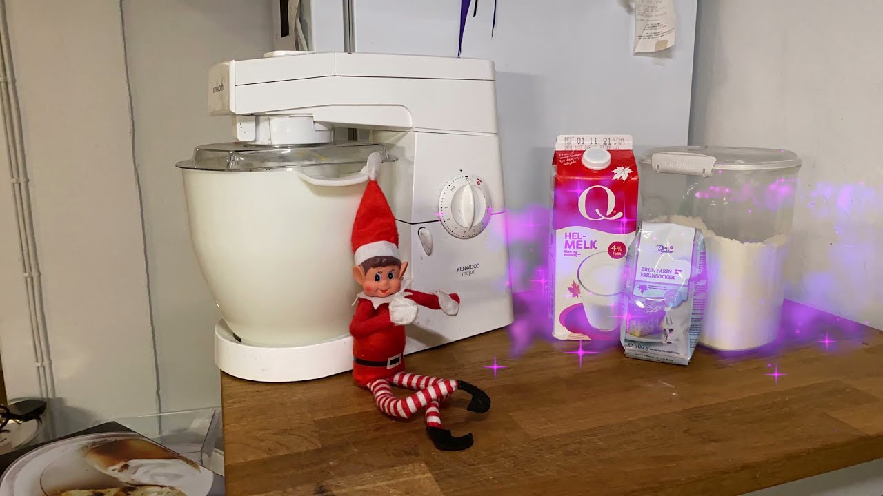 12 desember. Rampenissen baker og er forn&oslash;yd, men hvem er det som har rampet med nissen?