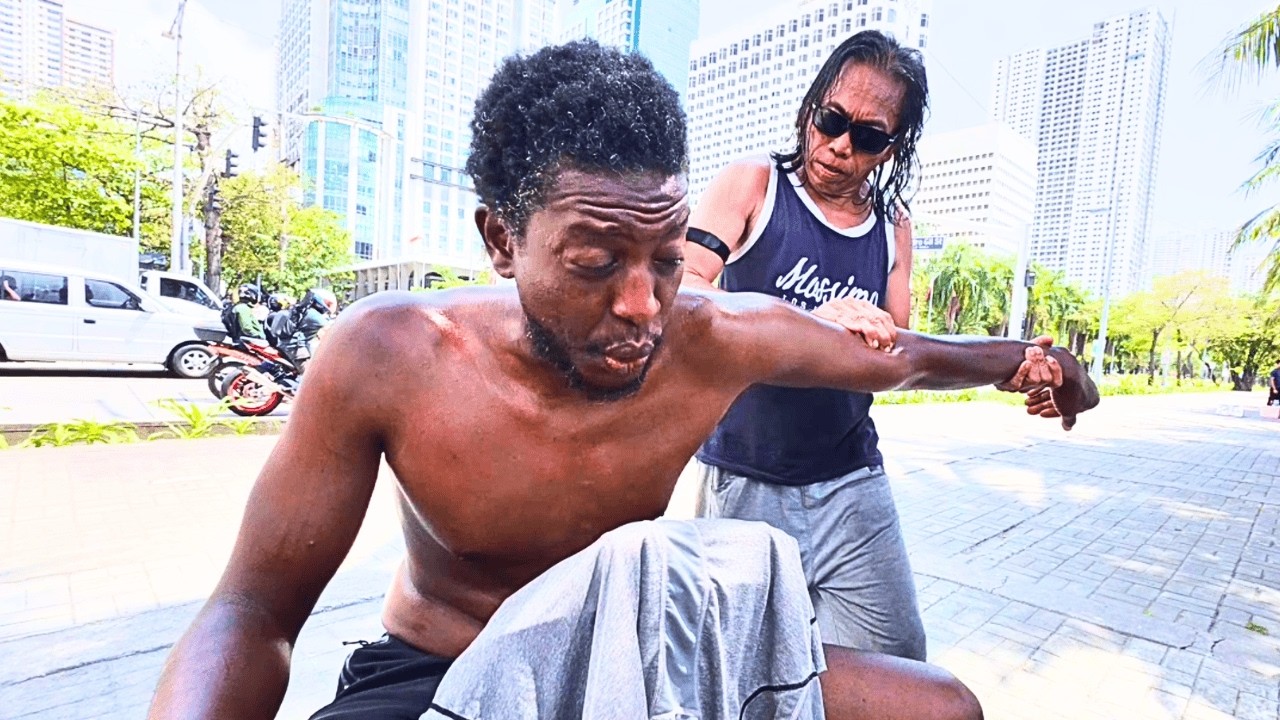 Insane Filipino Street Massage – Manila Bay 🇵🇭