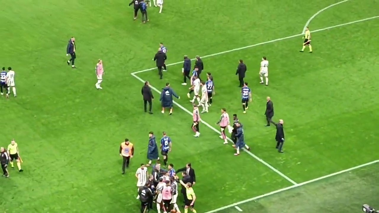 Inter vs Juventus 19/03/2023 Players fighting