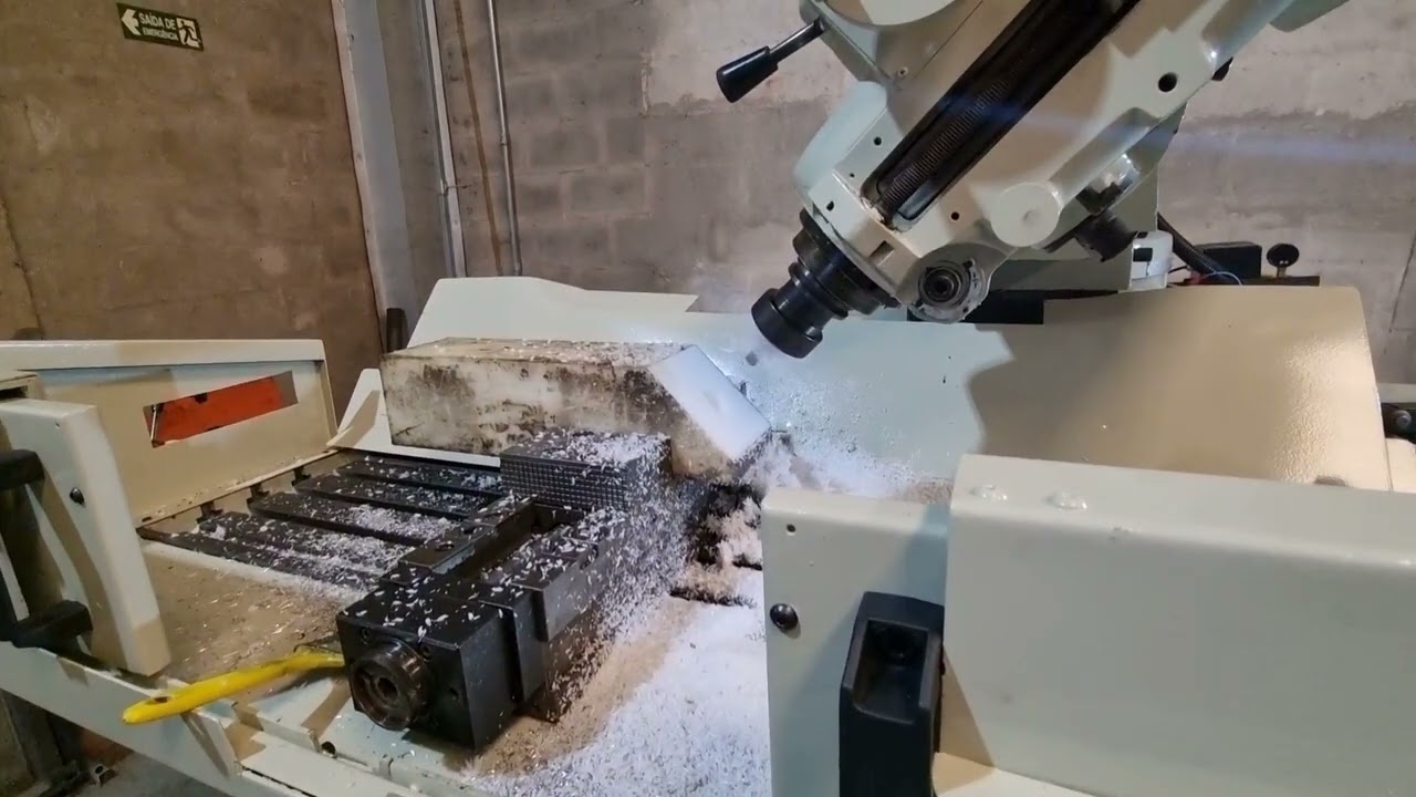 Fresadora CNC usinando inclinado
