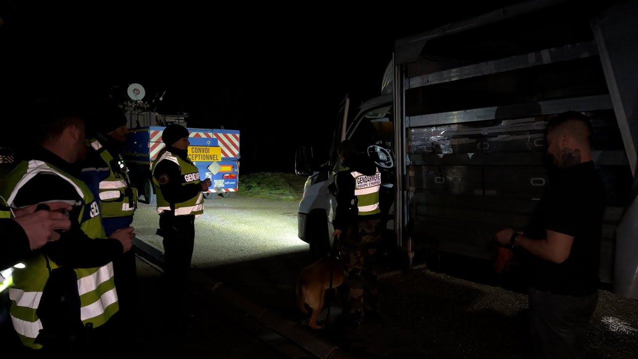 Les gendarmes font place nette