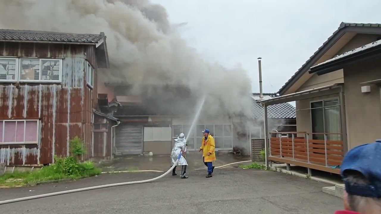 建物火災動画-3 石川県能美市消防本部、自衛消防団の消防士による緊迫した火災現場の消火活動