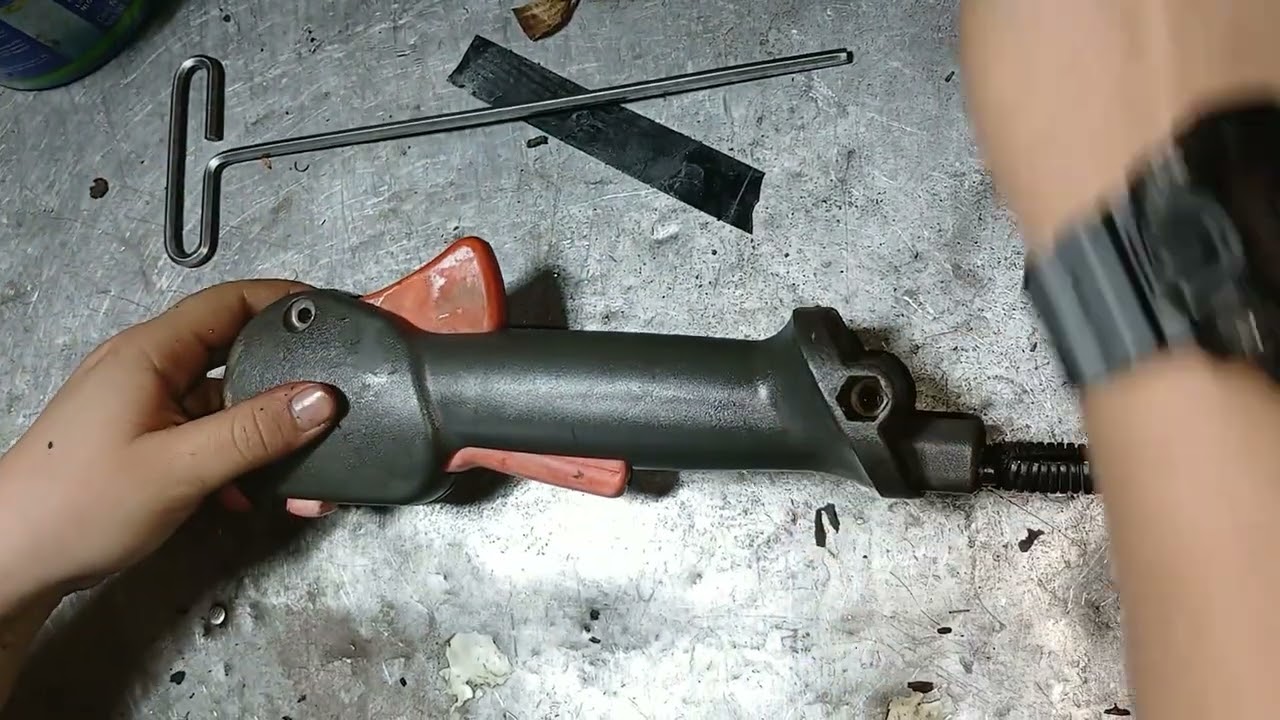 COMO CAMBIAR LA  GUAYA DE LA  HUSVARNA 143 RLL
