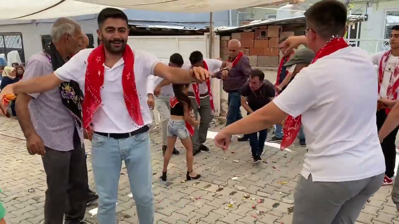 gençler Somada aşşadan oyunu oynuyor. Şaban Kazı