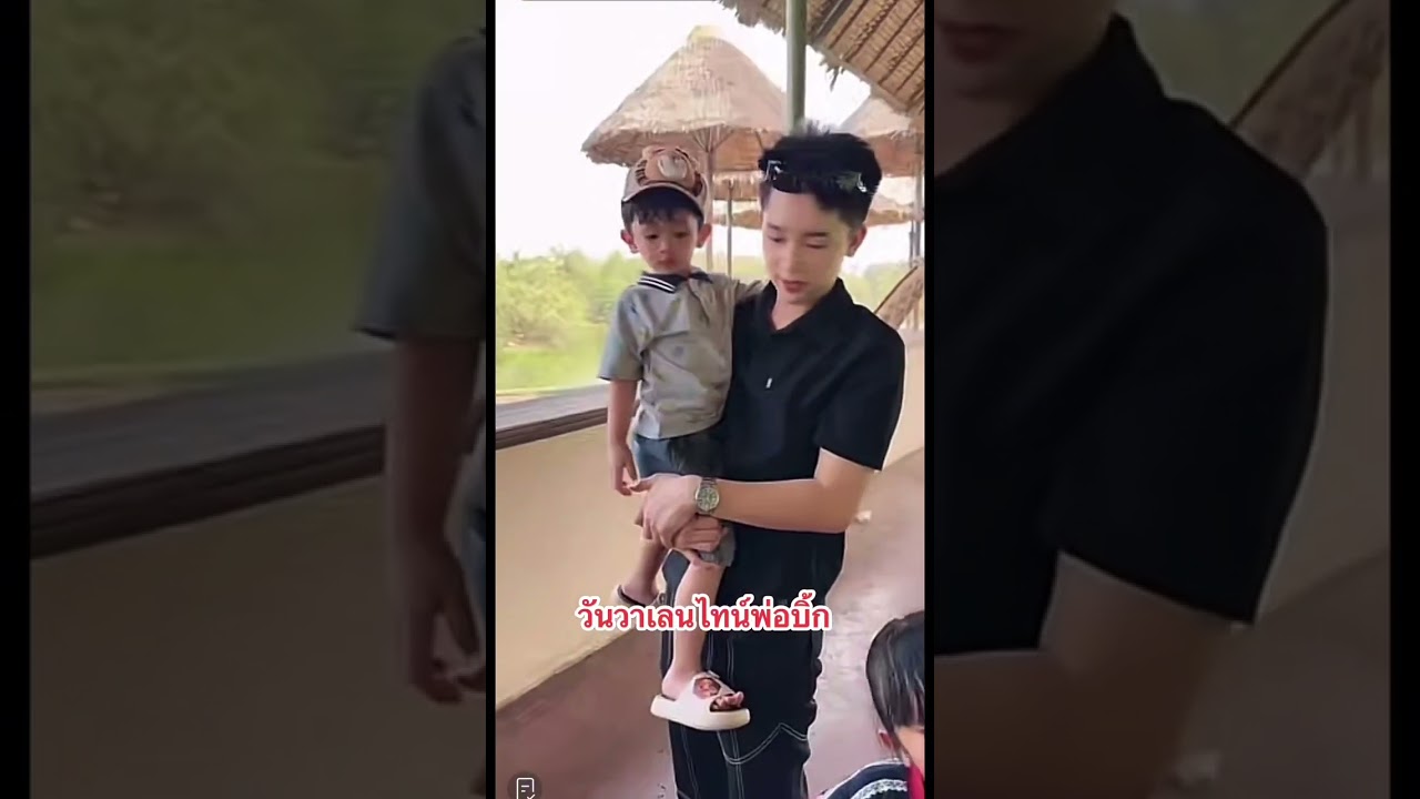 ความสุขของพ่อลูก❤️ ยีราฟให้ข่อยกินนำแน