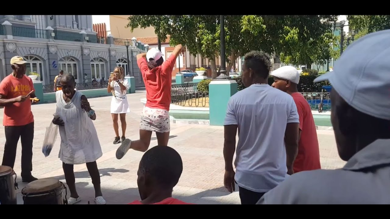 PARQUE CÉSPEDES POR LA MAÑANA   SANTIAGO DE CUBA