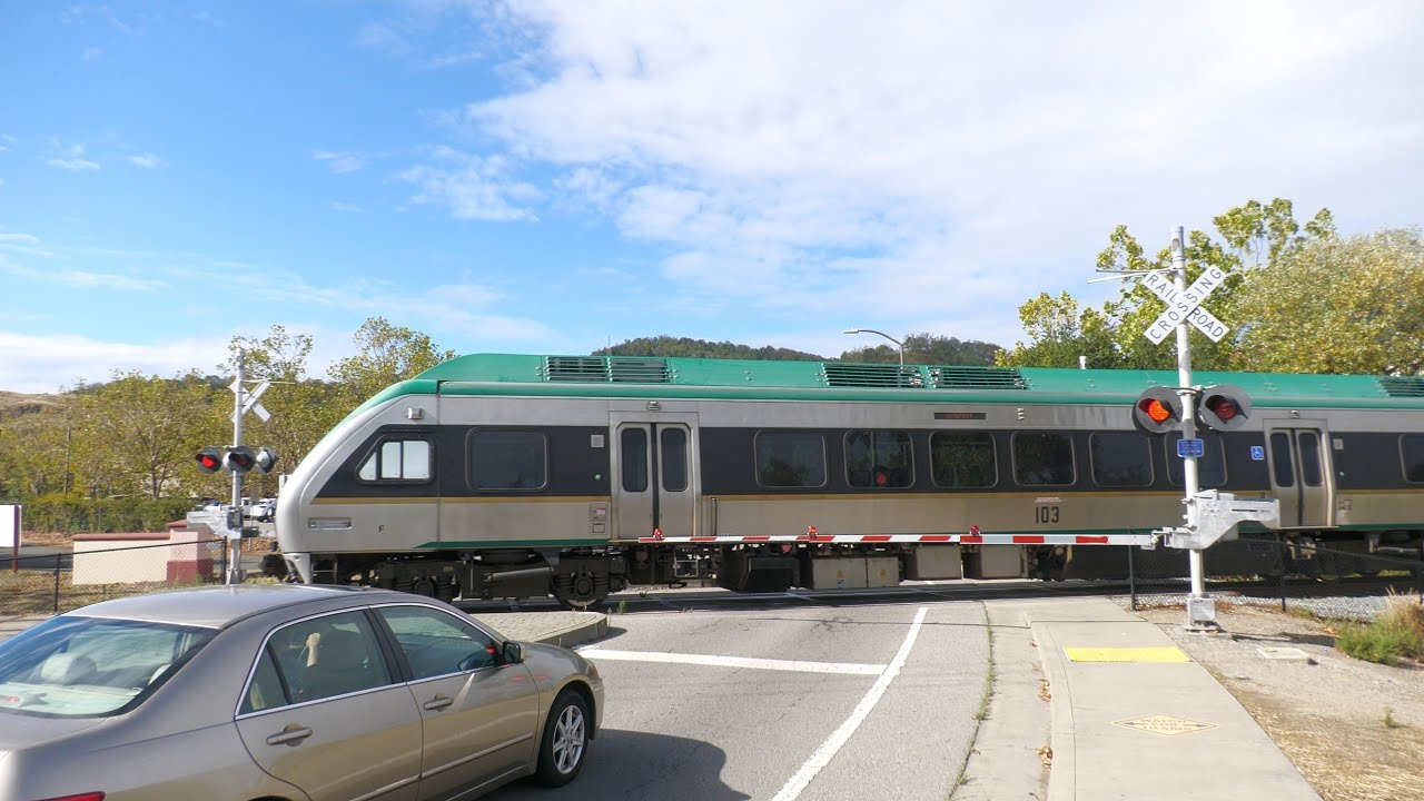 SMART 104 Commuter Train North - Hamilton Pkwy. Railroad Crossing (Novato, CA)