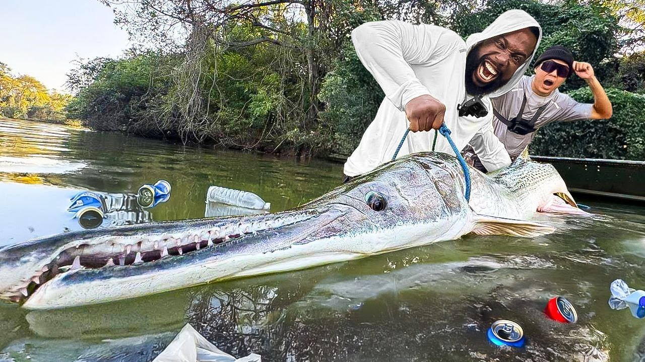 Catching Monster 7Ft Alligator Gar Fish In Texas Most Polluted Water!