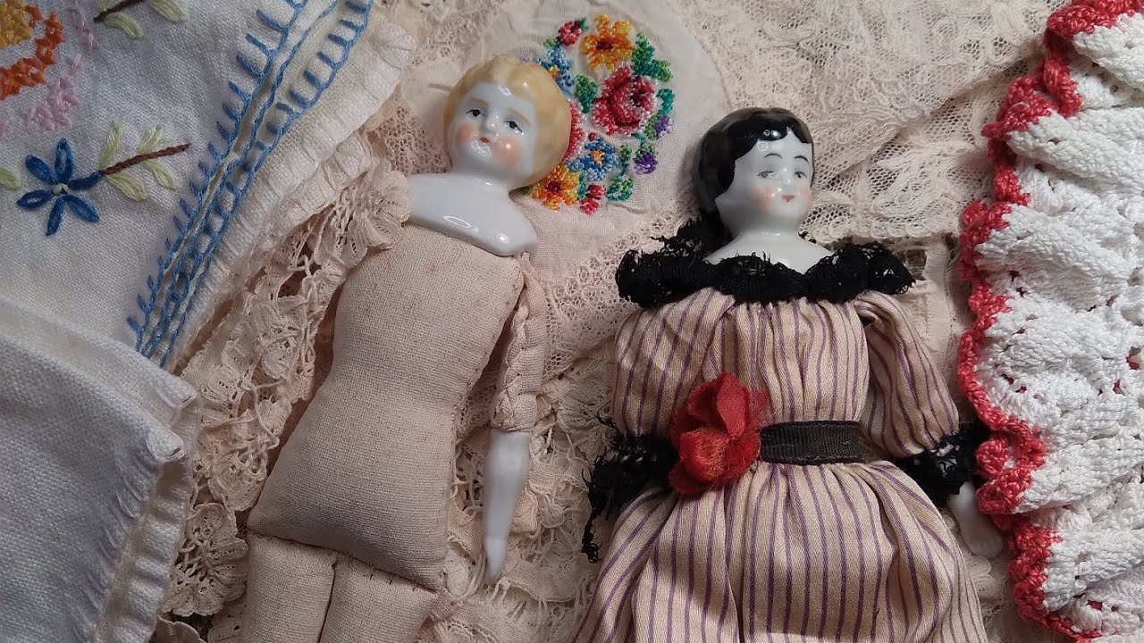 Vintage Linens For The Dollhouse} Old Dollhouse Dolls #dolls #vintage #linens #embroidery #dollhouse
