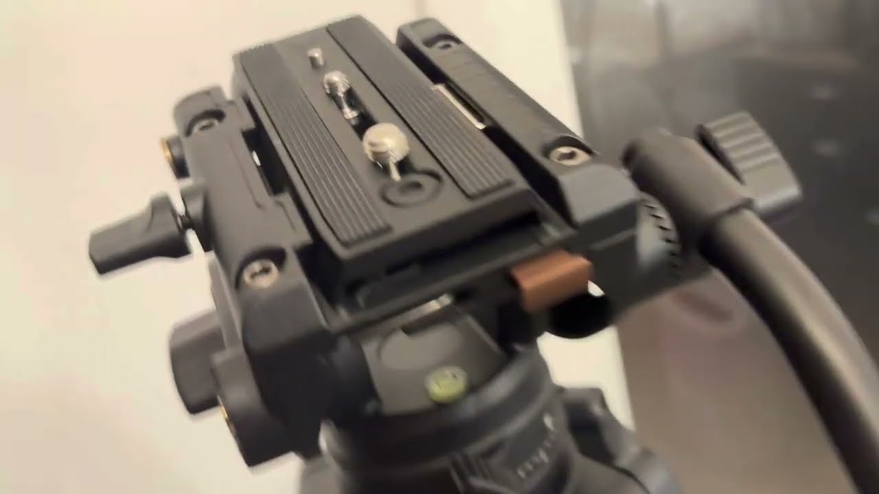 Cayer BF30L Treppiede video con testa fluida, stabile di buona fattura , prezzo da fascia media