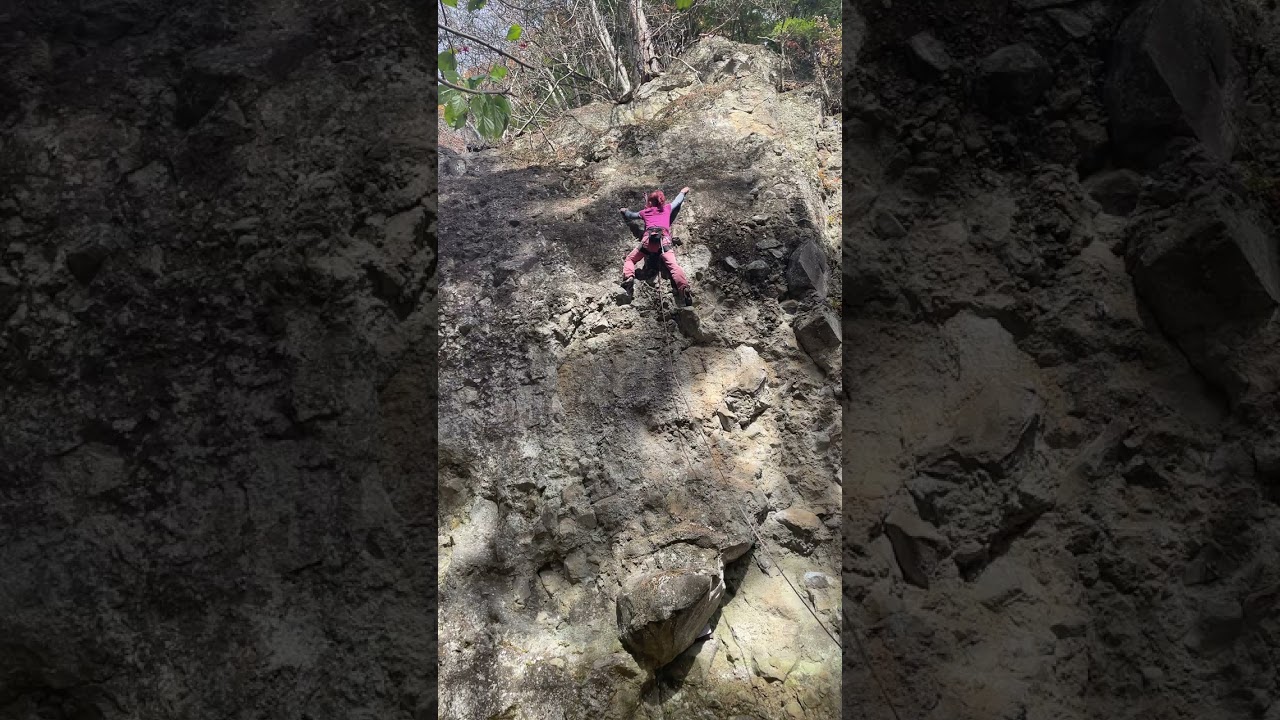樫山岩塔群　左から抜けてね　11b