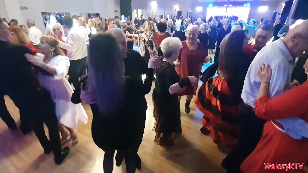 Wspaniała atmosfera a na parkiecie blondyneczka Ewa z młodym tancerzem Arkiem powirowali 