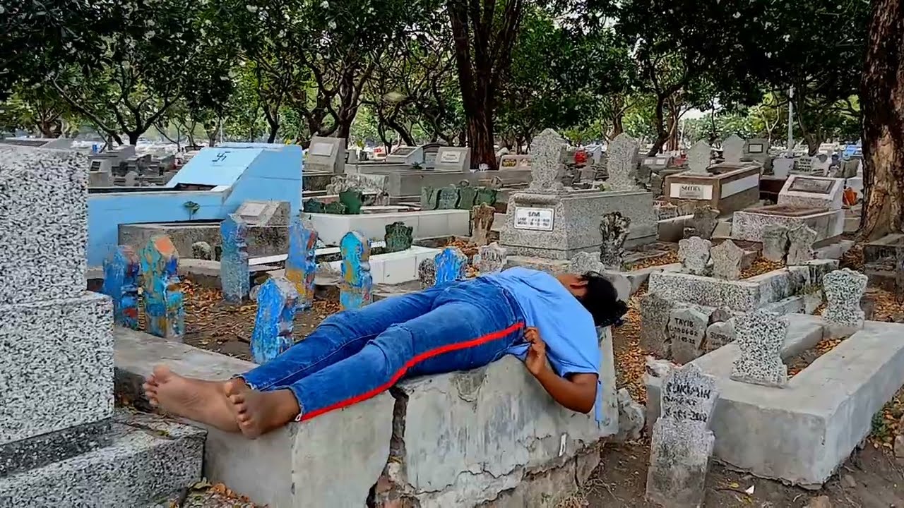 Suasana Ekstrim Kehidupan Kampung Pinggir Rel Kereta Padang Nisan Maisan Surabaya jalur Kenjeran.