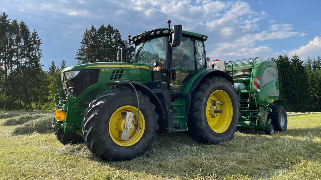 Heu pressen 2023 mit JohnDeere 6145R und McHale V6