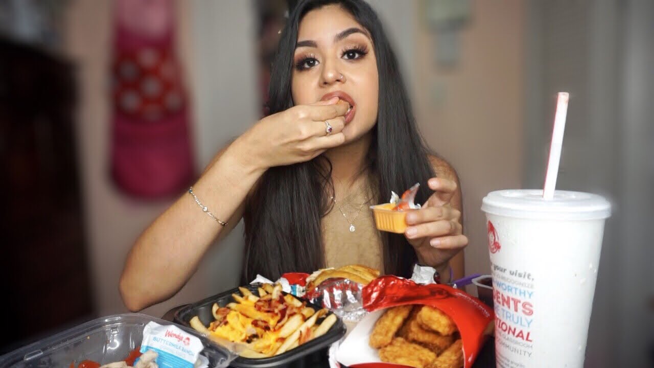 Бургер с беконом и сыром WENDY'S ограниченной серии + картофель фри с беконом + 10 куриных наггет...