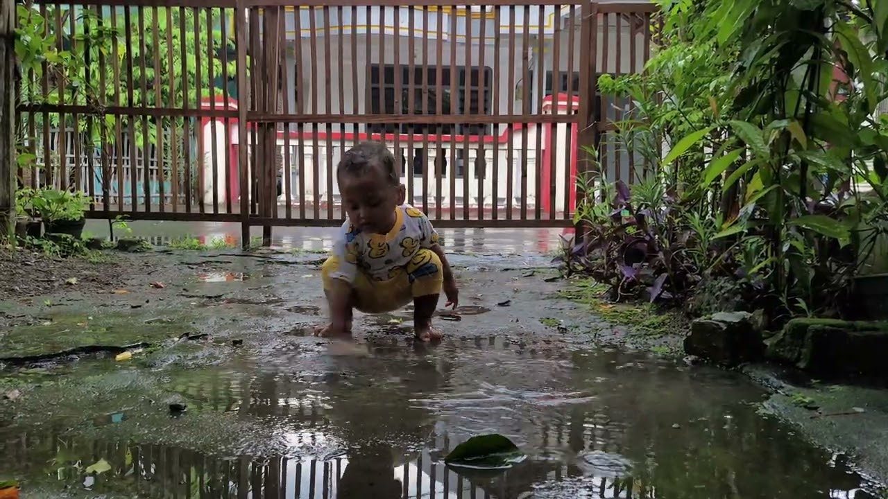 Bermain air hujan hujan