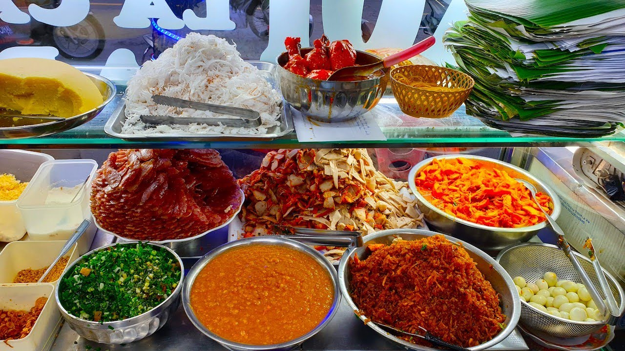 Quán xôi mặn 40 năm phải huy động đến 10 người phục vụ mới kịp bán cho khách