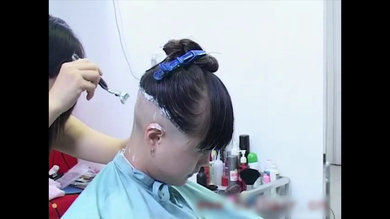 嬌小可愛的美少女在理髮店掏空了後腦 剃刮了波波 還染了酒紅色的時尚顏色 太好看了。
