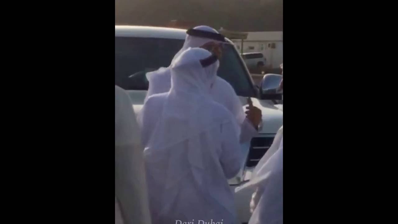 تواضع الشيخ محمد بن زايد  ما يبا يركب السياره قبل الشيخ حميد ويقوله العين ما تعلى على الحاجب