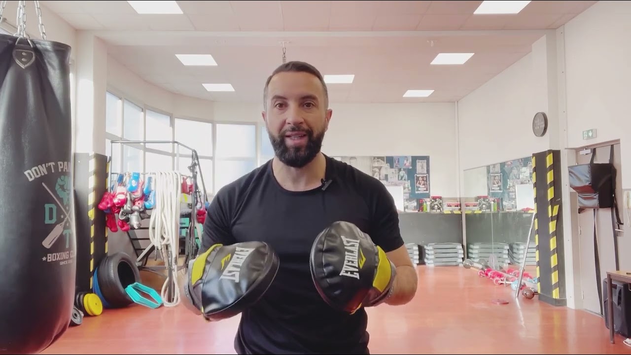 Séance virtuelle de boxe aux pattes d’ours et combinaisons sur support de frappe