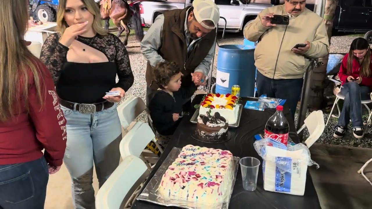 La mañanitas y partiendo el pastel 
