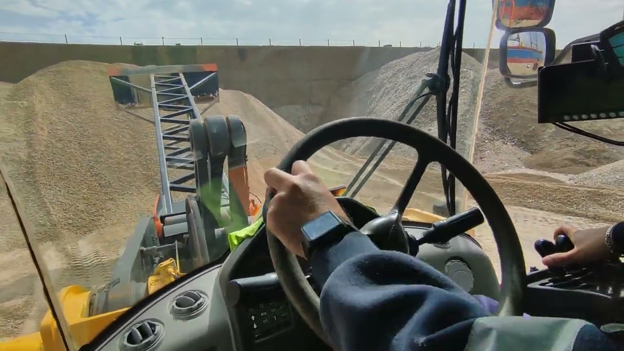 Volvo L220 G  remontando con altura piedra caliza