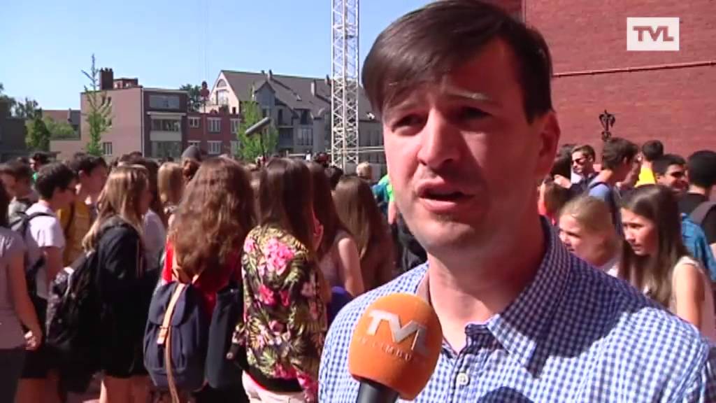 Directeur grijpt in: 'Niet meer in minirok of zwemshort naar school'