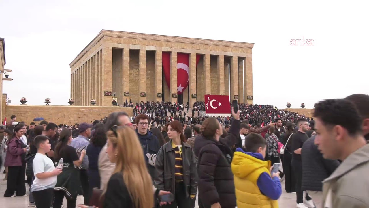 Yurttaşlar, Ulu Önder Mustafa Kemal Atatürk'ü anma için Anıtkabir'de