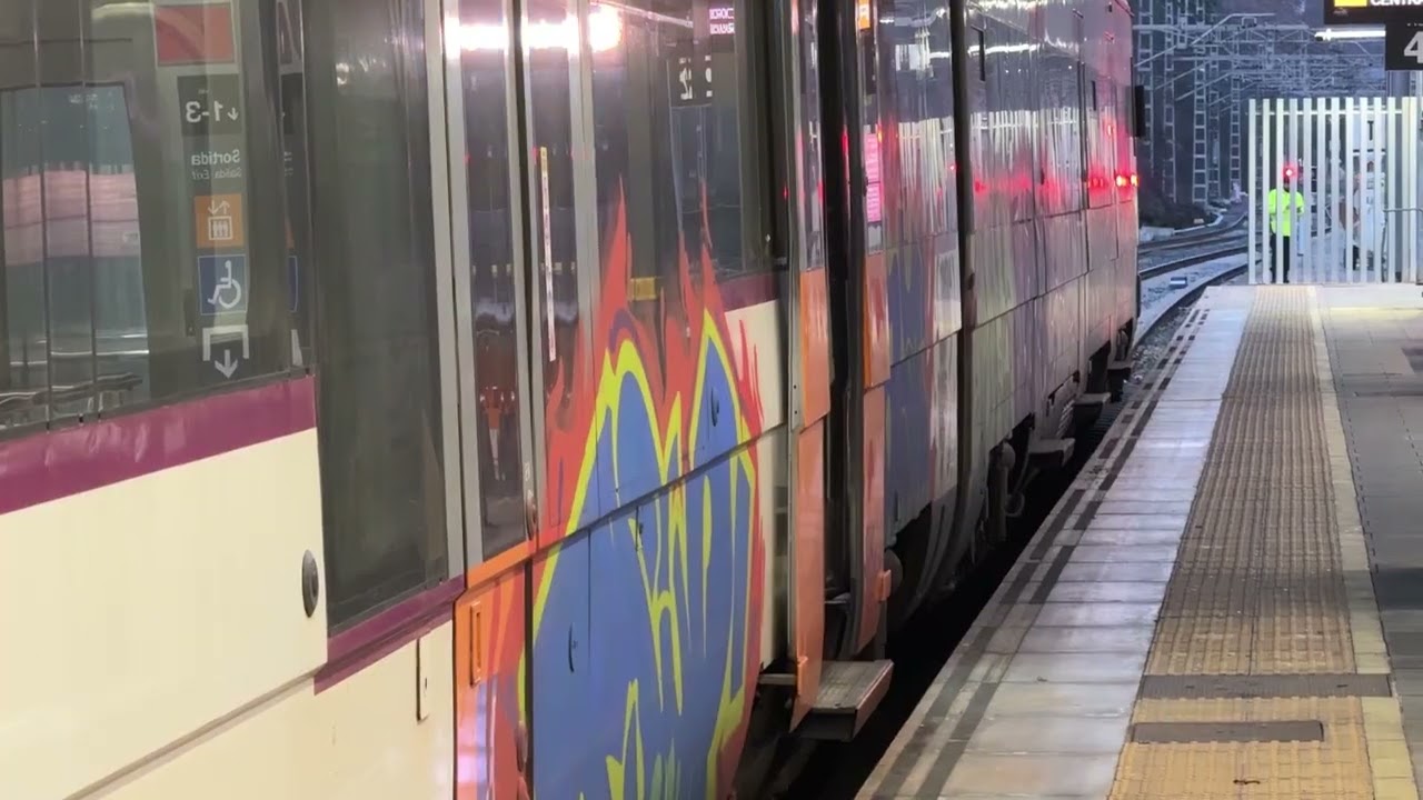 Els usuaris dels busos llançadora de l’R4 demanen trens més d’hora al matí