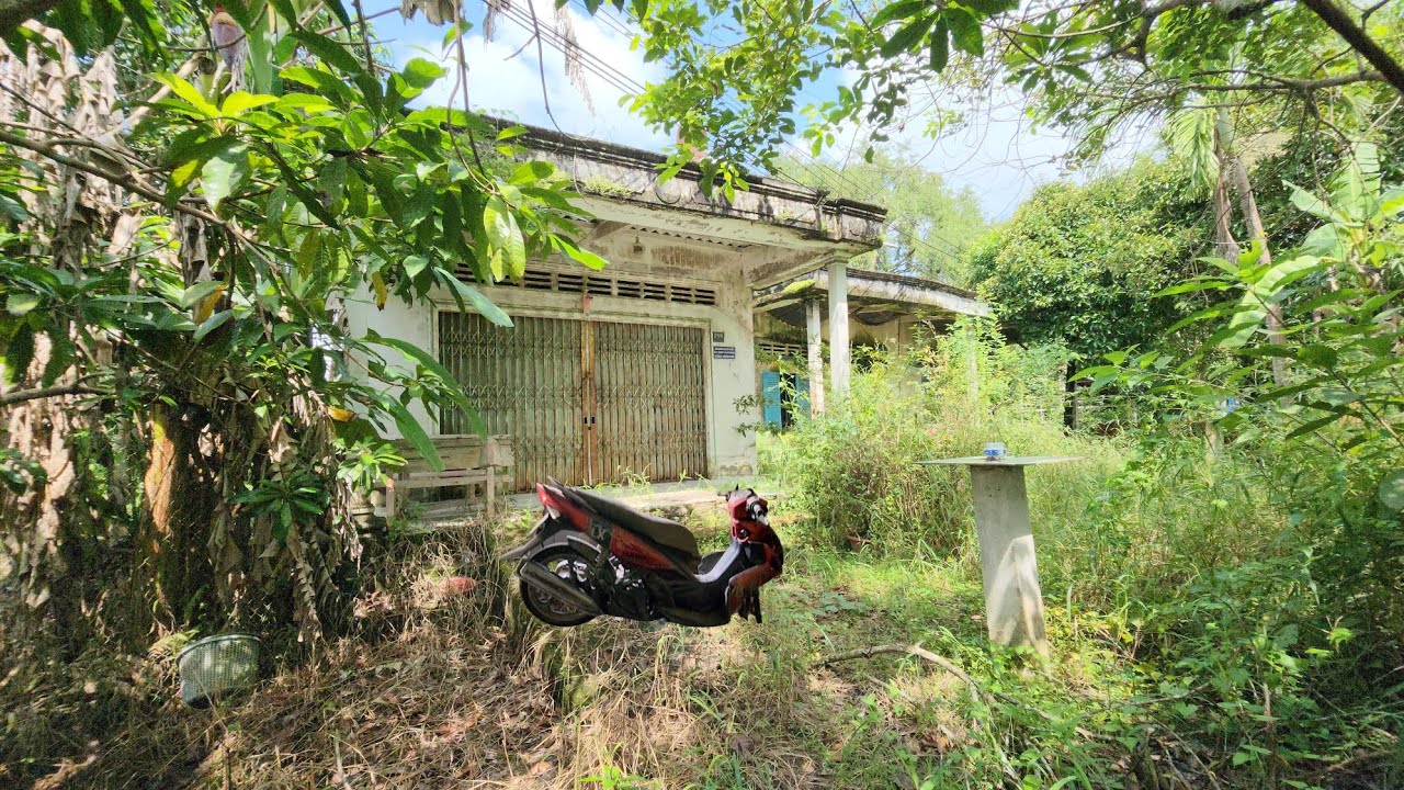 Hiếm khi gặp được nhà hoang mà còn lại chiếc xe tay ga