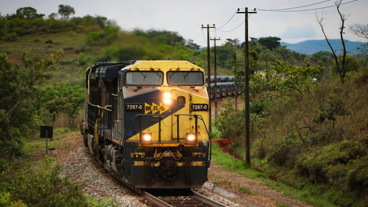 Trem de carga geral muito pesado, com duas locomotivas e muitos vag&otilde;es na Ferrovia do A&ccedil;o