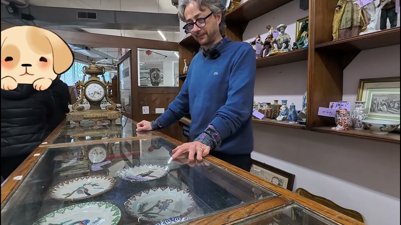 ACQUISTIAMO QUADRI E MOBILI ANTICHI: IN PARTICOLARE DUE VETRINE E UNA COPPIA DI DIPINTI FIRMATI.