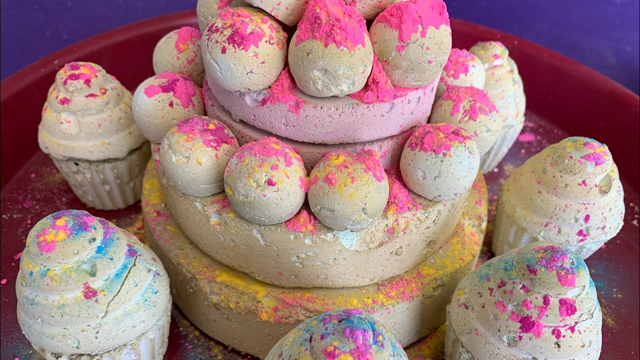 ASMR• RGC crumble! Just because it’s someone’s  birthday somewhere!! 🧁🎂🧁