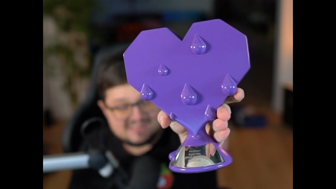 HeyStan Gets his Bleed Purple Statue from Twitch!
