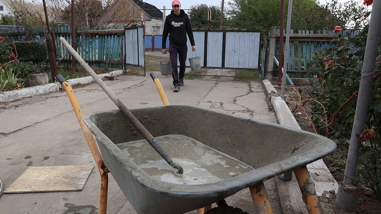 Even without a concrete mixer, you will always get a perfectly flat concrete surface.