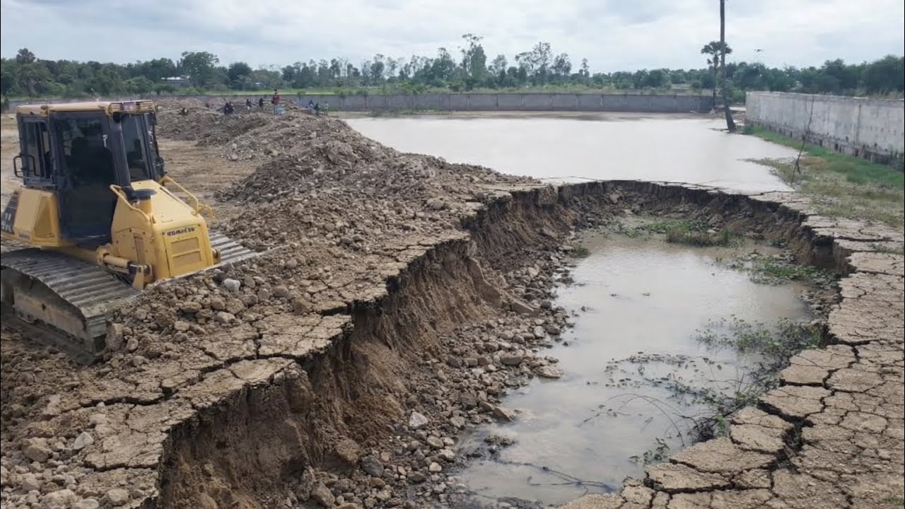 Dr51p Dozer Pushing Rock Filling Big Land with Water,25T Dump Trucks