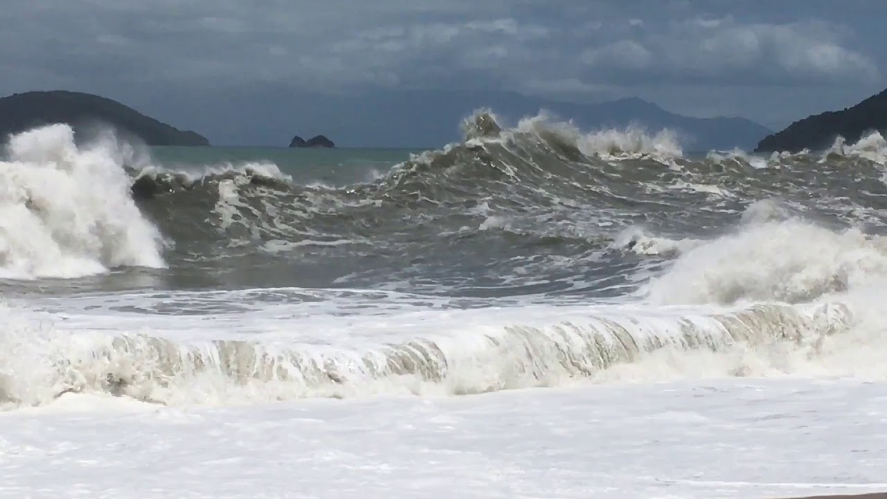Mega ressaca na praia da Sununga em Ubatuba que aconteceu em Outubro 2016