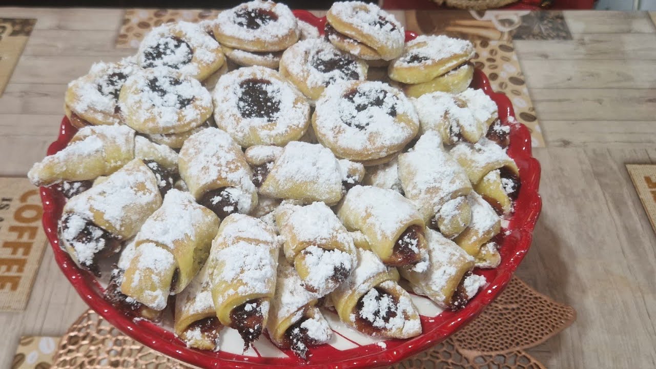 Cornulețe Fragede cu Gem de Prune – Rețetă Simplă, Rapidă și Economică (Fără Lapte)