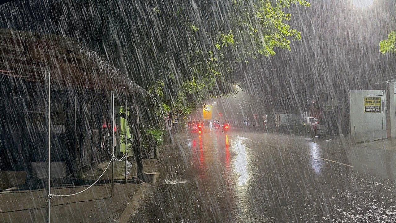 Super heavy rainstorms and lightning at night, threatening the city with the biggest potential flood