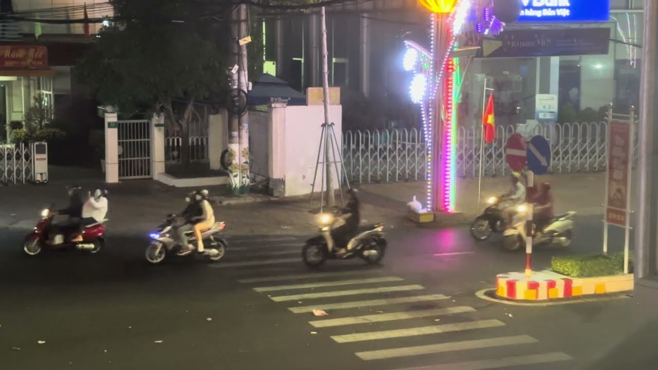 Càng về đêm xe chạy nhộn nhịp