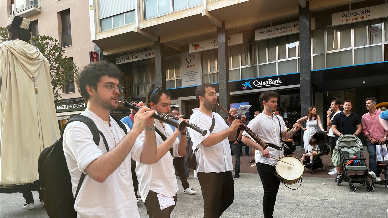 Xalocs, grallers de Reus acompanyant als gegants de Reus a Terrassa 2025 
