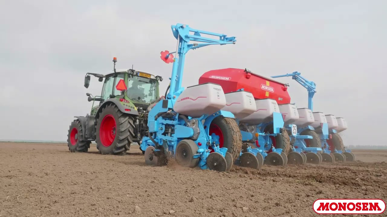 Aan het werk met de Monosem NX-M SeedDrive Wingfold getrokken zaaimachine