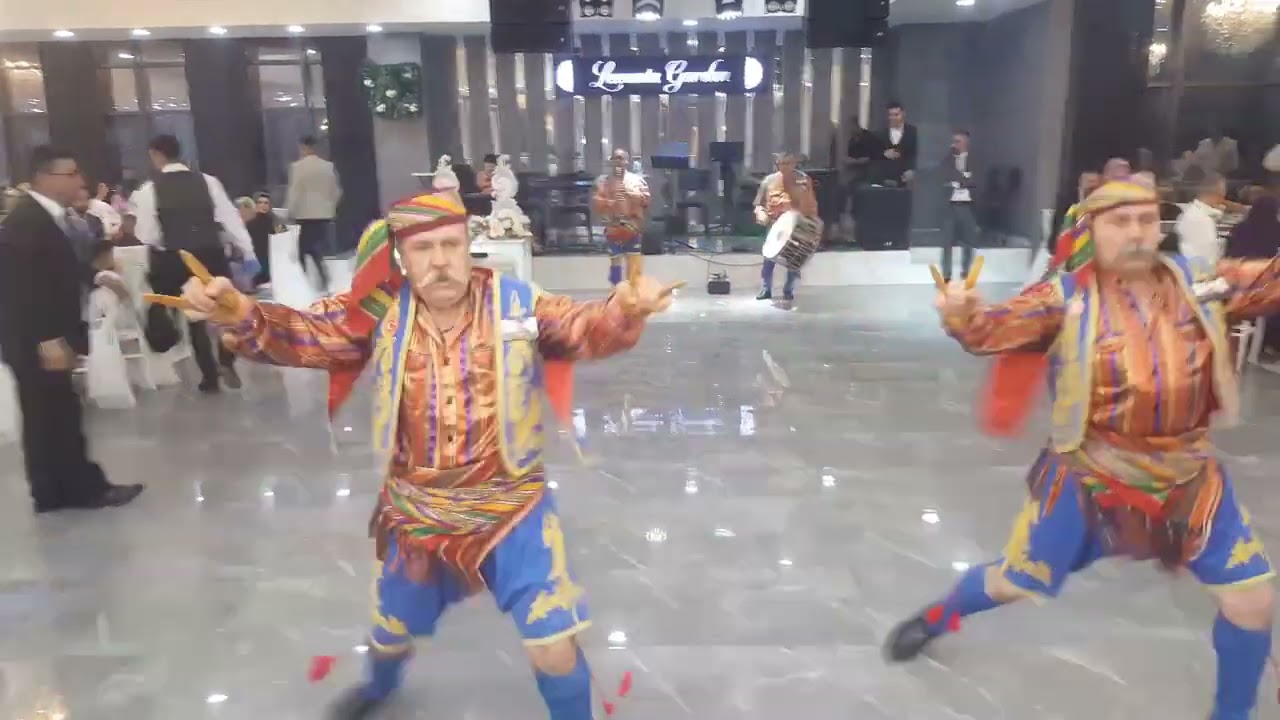 Eskişehir Lavanta Garden Düğün Salonunda Zeybek Ekibi Gösterisi. Samsung Note 5 ile çekildi.