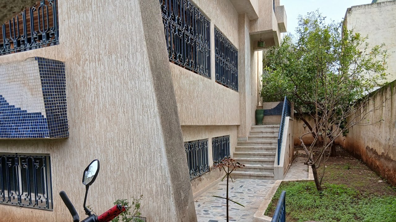 فيلا للبيع بفاس بملعب الخيل بمساحة 460م وفيهاثلاث طوابق اما الثمن قابل للنقاش0693034847