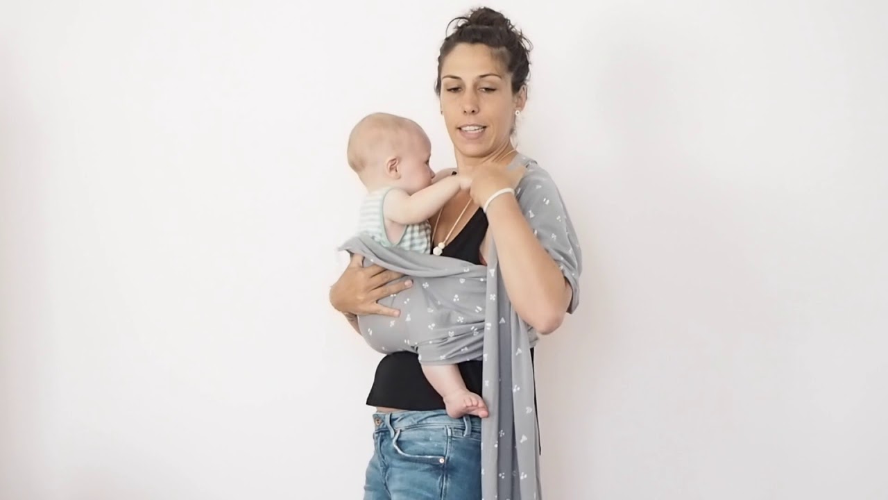 Cruz envuelta con fular semielástico y bebé grande